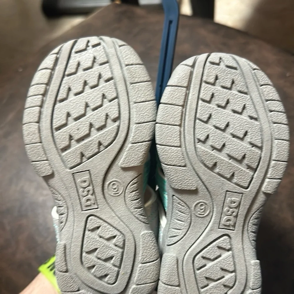 DSG Direct Youth Caged Sandals: GRAY/TEAL: NWT: SIZE 9